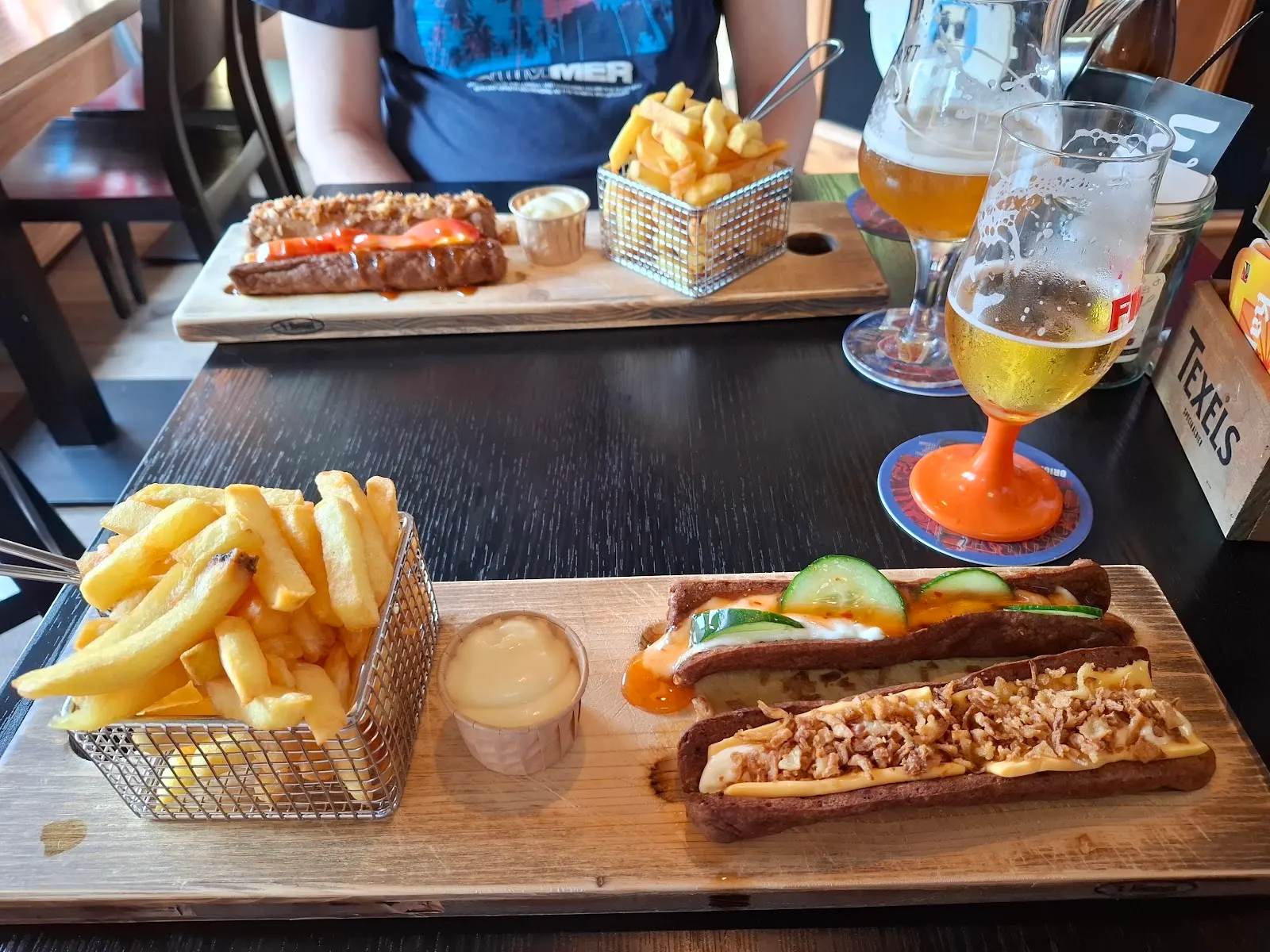Friet met speciaalbier op het terras