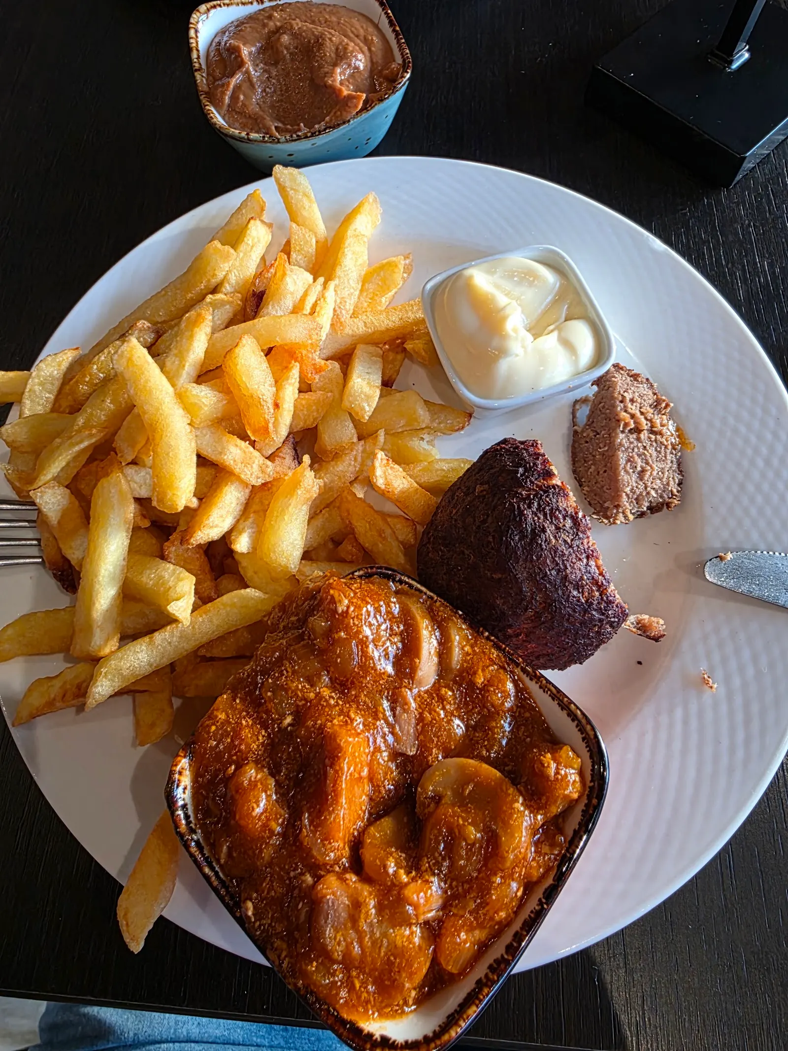 Verse frites met huisgemaakt zuurvlees