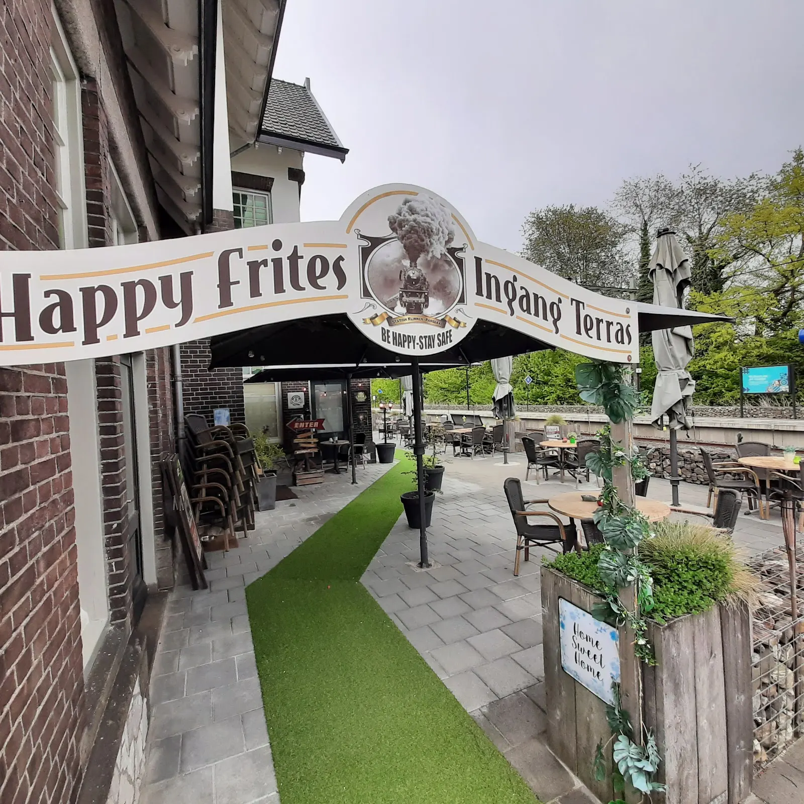 Terras van Happy Frites Ransdaal in het oude stationsgebouw