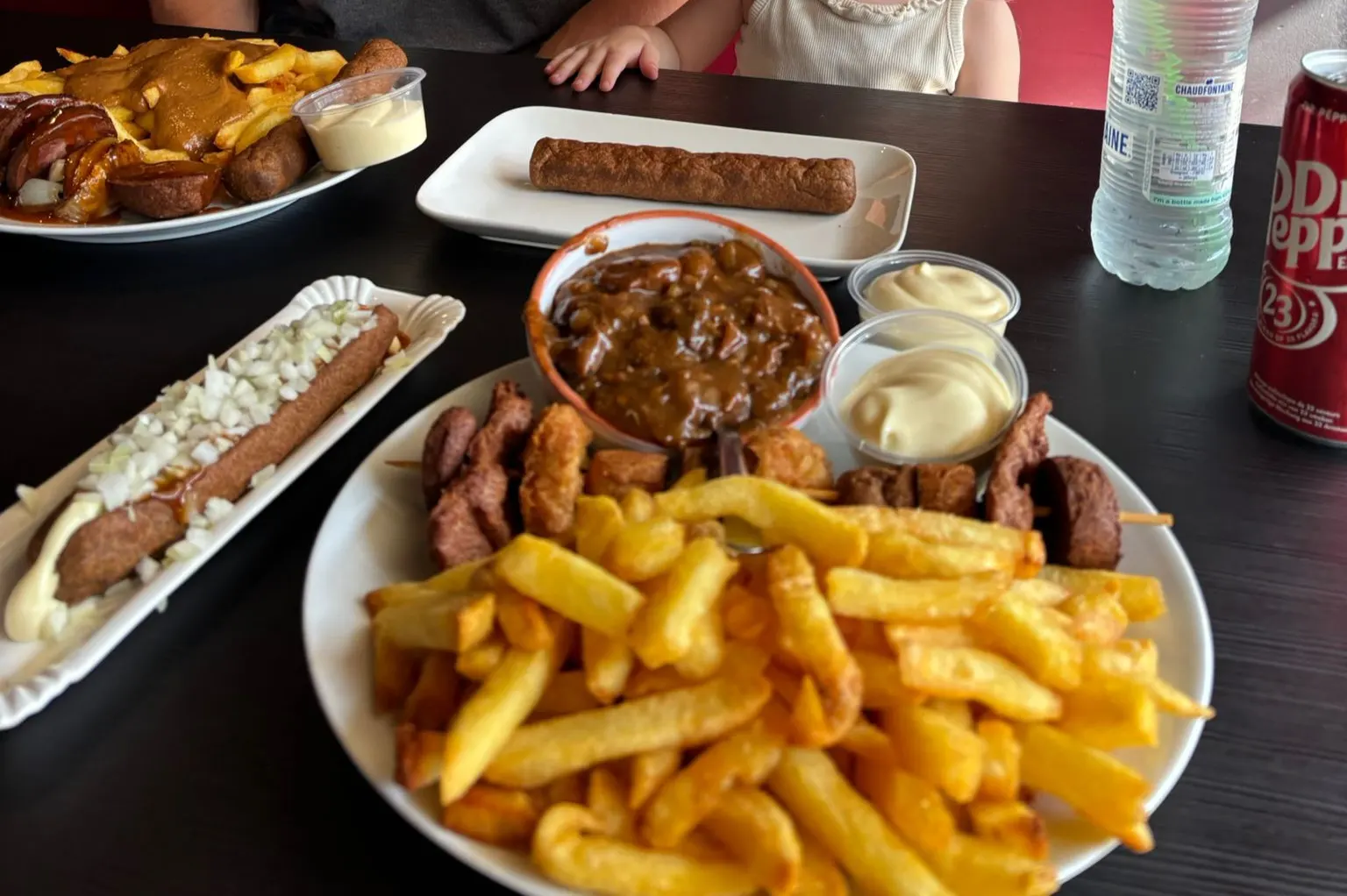 Schotel met friet, zuurvlees en snacks